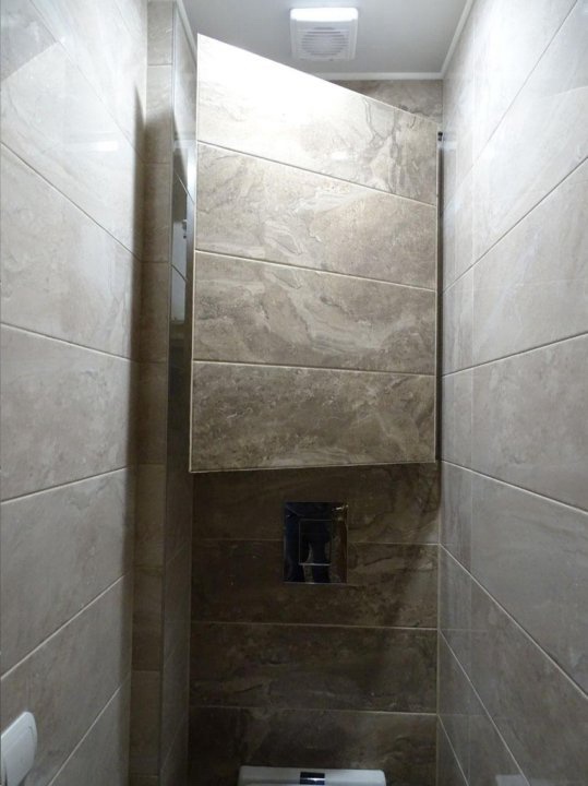 Люк Гранит в стене Гранит в обстановке